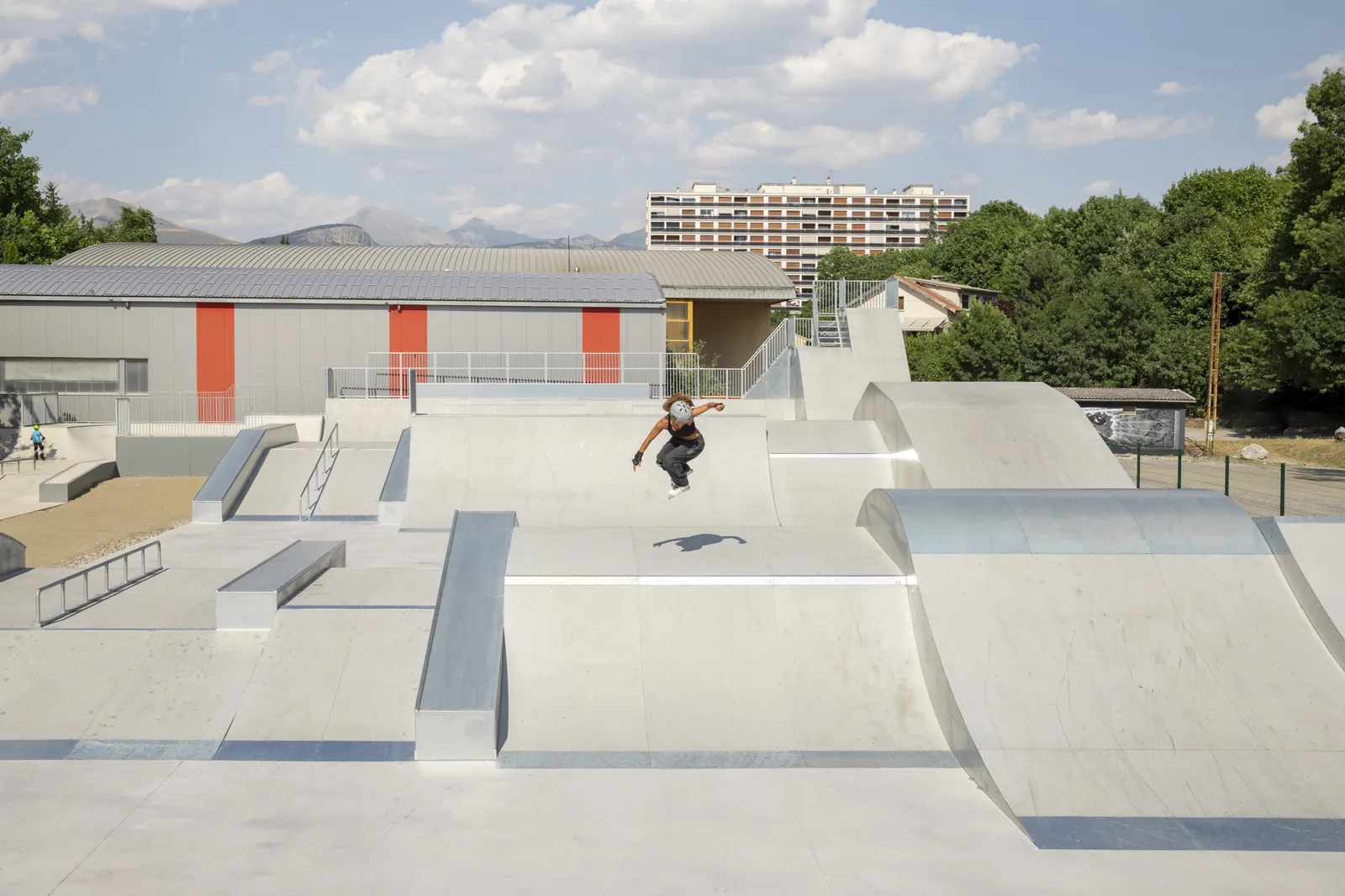 Pratiquante de roller sur les modules du skatepark de Gap réalisés par ESA Sports