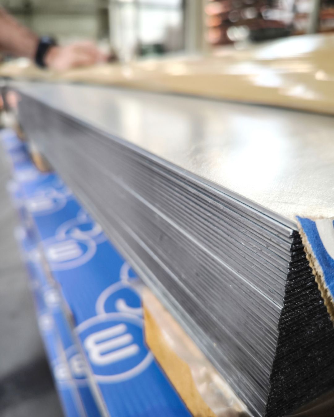 plaques d'acier Magnélis® brut dans l'atelier ESA Sports, fabrication française