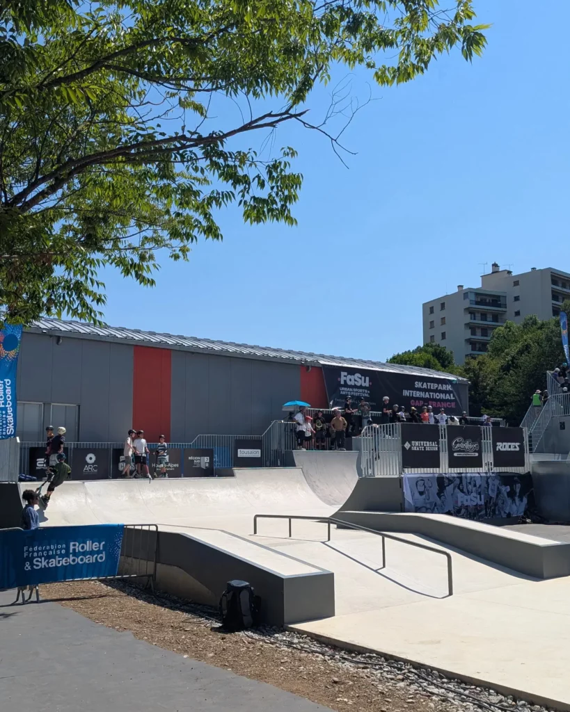 Pratiquants de tous niveaux sur le skatepark international de Gap pendant le FASU 2026