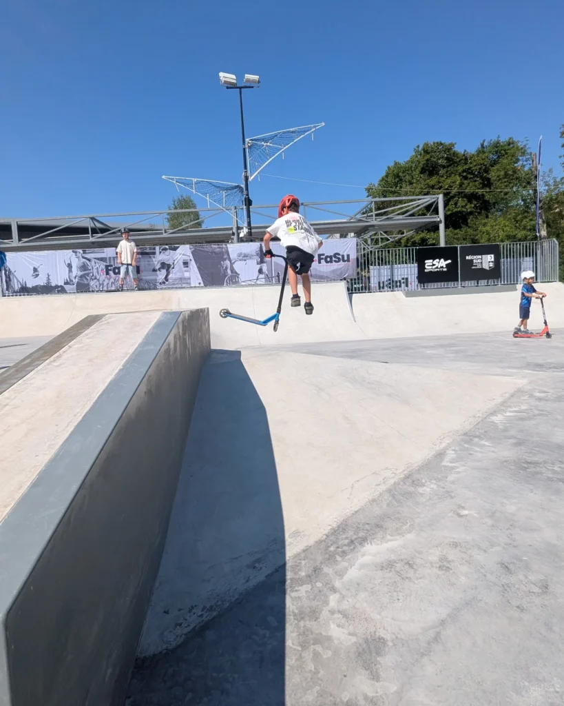 Rider en trottinette en action sur le skatepark international de Gap lors du FASU 2026