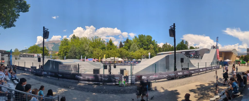 Vue d'ensemble du skatepark international de Gap et des Hautes-Alpes lors de son inauguration
